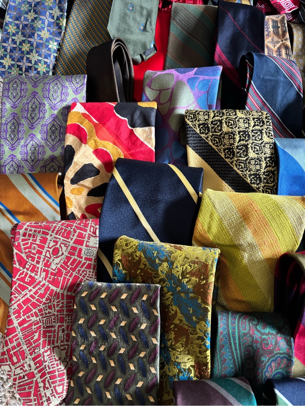 Assortment of 35 plus ties. Many are silk. Both Classic and Vintage styles. - Picture 4 of 4